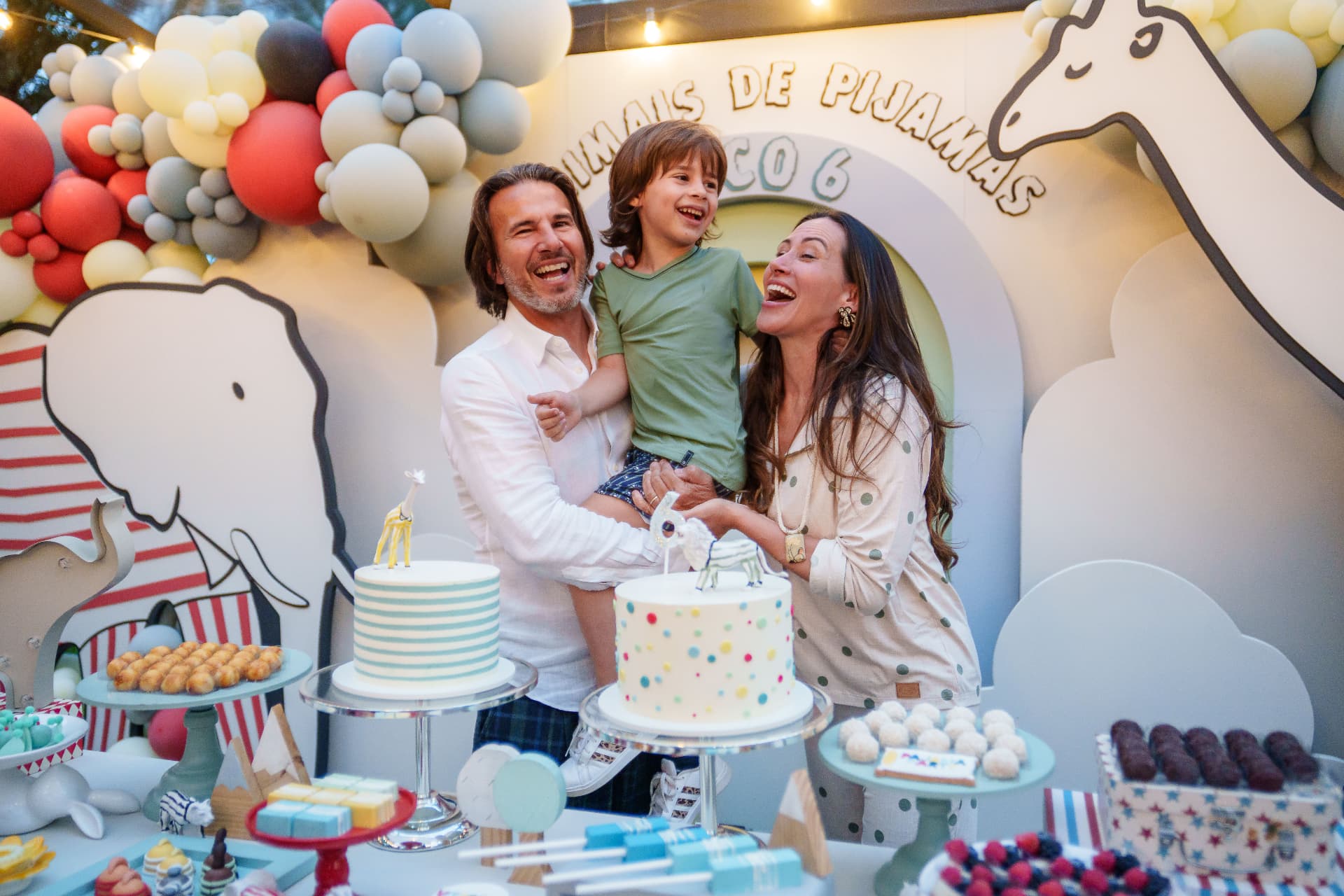 Família comemorando aniversário infantil ao lado da mesa de bolo em Curitiba