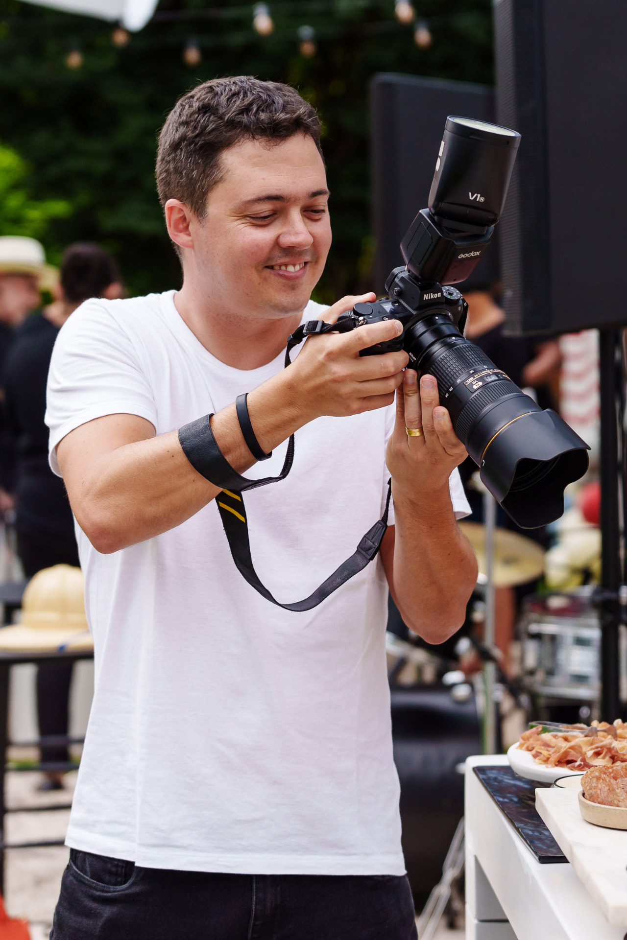 Gus Wanderley fotografando em um evento ao ar livre