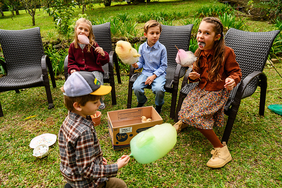 Crianças correndo pelo jardim durante a festa de 7 anos da Vicky
