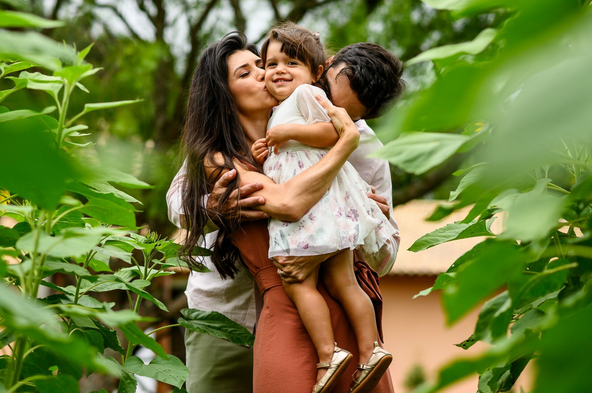 Foto 9 - Um ensaio em família cheio de amor em meio à natureza