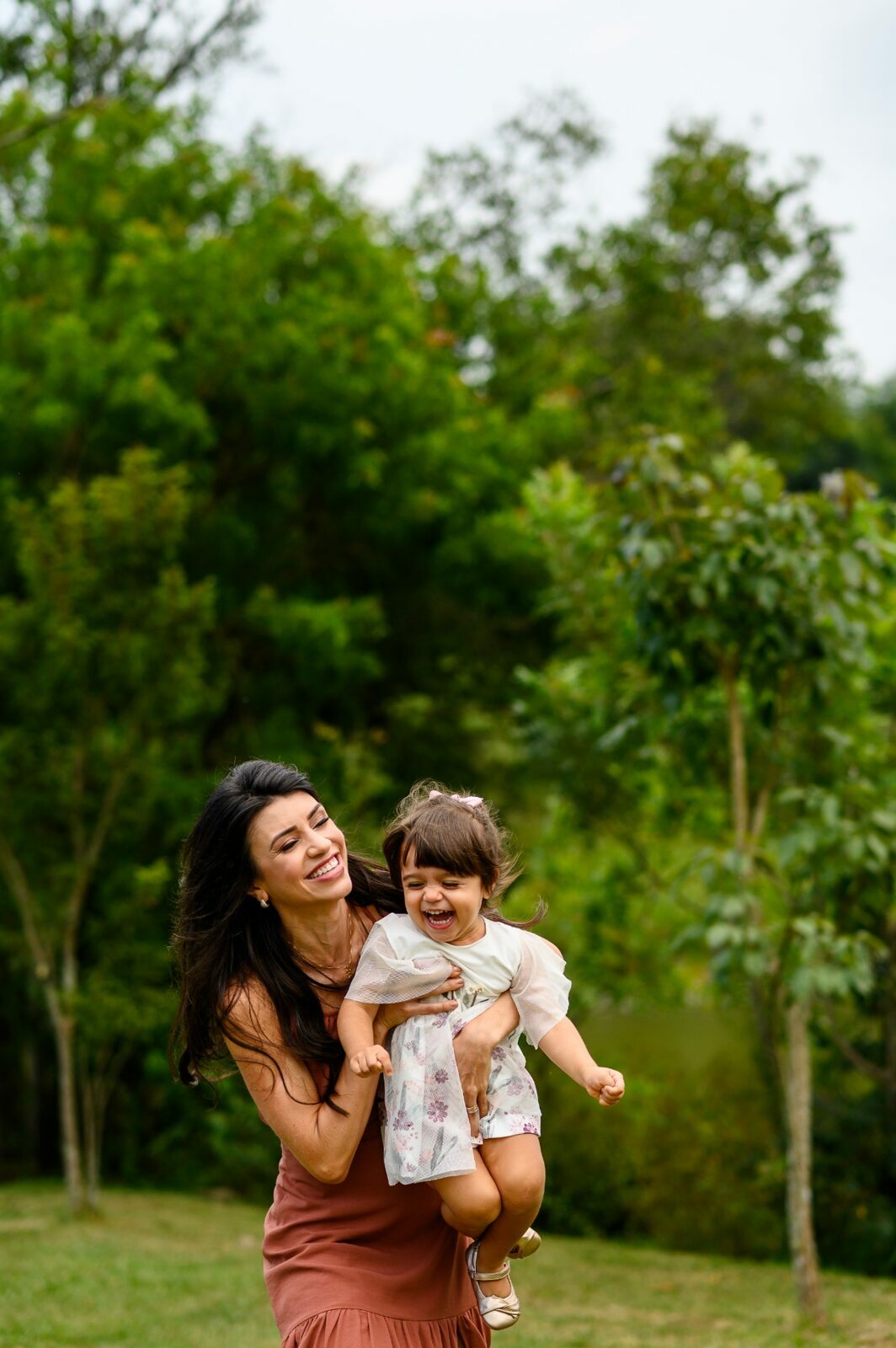 Foto 6 - Um ensaio em família cheio de amor em meio à natureza